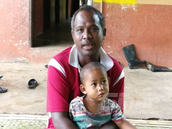 Rosli bersama cucunya, Ismadi Ismail Karim, 2. 