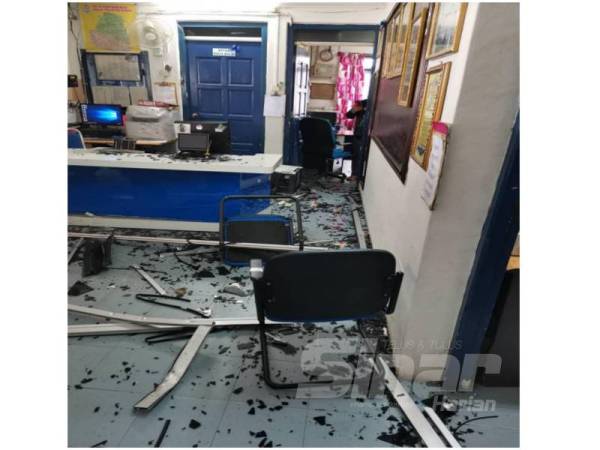 Serpihan kaca pintu bertaburan di lantai balai selepas dilanggar sebuah kereta.