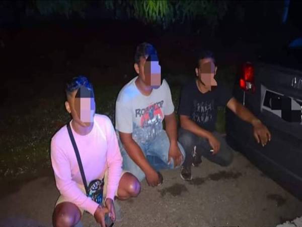 Tiga lelaki ditahan selepas kenderaan dinaiki merempuh sekatan jalan raya di Bukit Bertam, Selama semalam. 