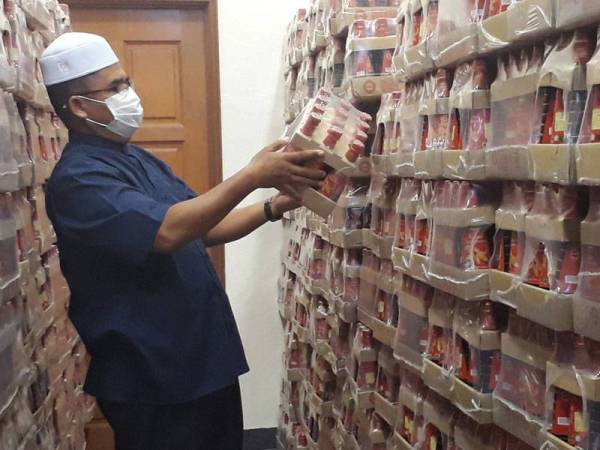 Zakaria turun sendiri ke Kompleks Pembangunan Asnaf, Mergong dekat sini untuk memantau bekalan makanan yang akan mula diagihkan ke seluruh Kedah hari ini.