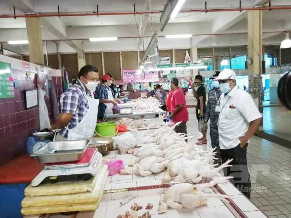 Abd Rahim mengadakan lawatan di Pasar Besar Kuantan di sini hari ini. 