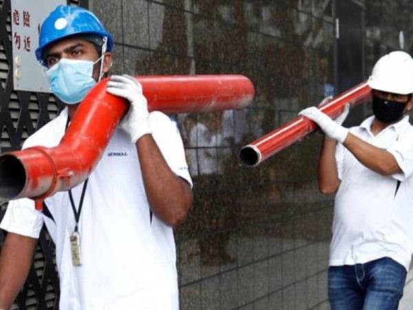 Langkah kuarantin itu dilaksanakan selepas kes jangkitan semakin meningkat di kedua-dua asrama yang menempatkan pekerja asing di Singapura. - Foto AGENSI