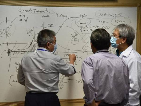 Dr Adham Baba mengadakan lawatan kerja ke Pusat Penyelidikan dan Pendidikan Penyakit Berjangkit Tropika (TIDREC), Universiti Malaya di Petaling Jaya di sini semalam.