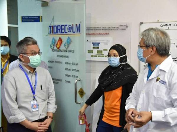 Dr Adham Baba mengadakan lawatan kerja ke Pusat Penyelidikan dan Pendidikan Penyakit Berjangkit Tropika (TIDREC), Universiti Malaya di Petaling Jaya di sini semalam.