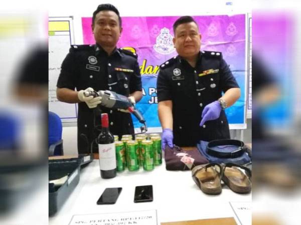 Polis menunjukkan antara barang yang dirampas.