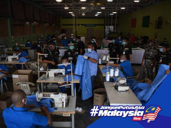 Timbalan Menteri Dalam Negeri I Datuk Seri Dr Ismail Mohamed Said melihat banduan-banduan Penjara Penor giat menghasilkan peralatan perlindungan diri (PPE) untuk kegunaan petugas kesihatan yang mengendalikan pesakit Covid-19 hari ini. - Foto Bernama