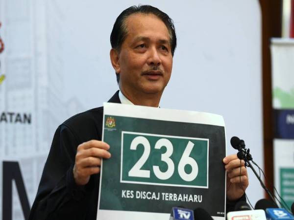 Ketua Pengarah Kesihatan, Datuk Dr Noor Hisham Abdullah menunjukkan bilangan kes discaj terbaharu pesakit yang telah pulih dan tertinggi sehingga ke hari ini pada sidang media harian berkaitan jangkitan Covid-19 di Kementerian Kesihatan hari ini. - Foto Bernama
