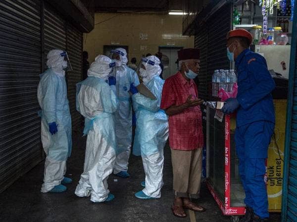 Para petugas Kementerian Kesihatan menjalankan pemeriksaan serta ujian saringan COVID-19 setiap penghuni Flat Selangor Mansion hari ini. - Foto Bernama