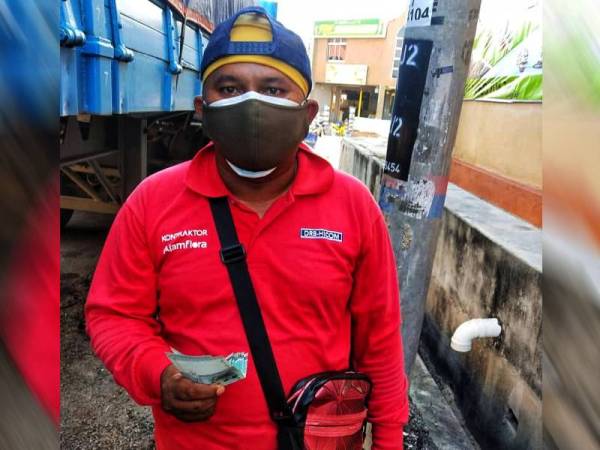 Kekurangan dimiliki tidak menghalang Mohd Zukhairy menyumbang untuk Tabung Masjid Temerloh Jaya.