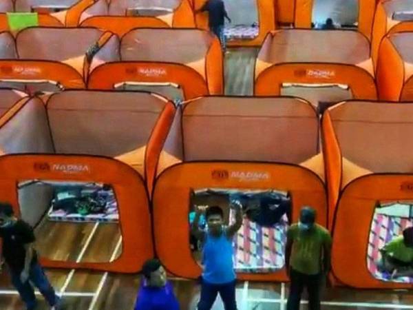 Pemasangan khemah kepada gelandangan yang ditempatkan di Pusat Komuniti Sentul Perdana memberikan privasi kepada mereka.