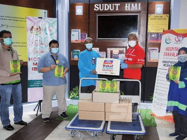 Sejumlah naskhah al-Quran bagi penyampaian pertama hasil sumbangan wakaf orang ramai untuk inisiatif ini.