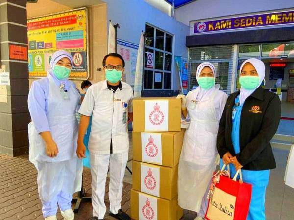 Sultan Kelantan turut menghulurkan bantuan sumbangan berupa alatan perubatan untuk hospital-hospital yang merawat Covid-19 di Kelantan.
