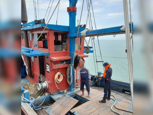 Pasukan Polis Marin (PPM) menahan sebuah bot tunda kelas B1 bersama tiga individu termasuk dua warga Indonesia yang sedang menangkap ikan di Laut Sungai Besar, Selangor kelmarin.