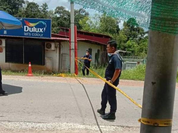 Kawalan keluar masuk di Kampung Chinta Manis di Bentong sejak semalam. -Pix ihsan orang awam