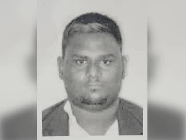 Polis mencari M Logeswaran bagi membantu siasatan kes bunuh seorang remaja lelaki pada Mac lalu.