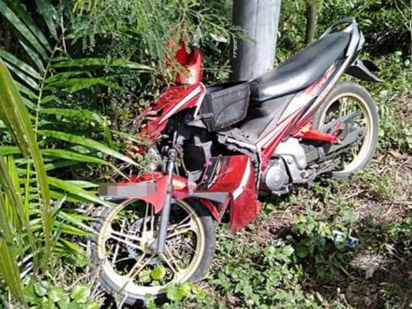 Motosikal ditunggang mangsa terlibat dalam kemalangan di Jalan Ban Cannal Tanjong Karang di sini semalam.