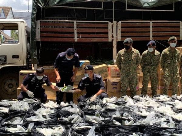 Hasanuddin (tiga dari kiri) melihat daun ketum yang dibungkus dalam plastik.