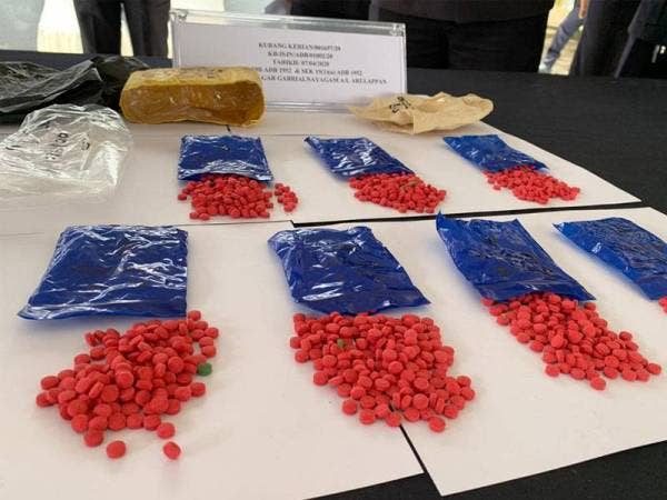 Dadah yang berjaya dirampas dalam serbuan di sebuah rumah di Jalan Guchil Bayam di sini malam tadi.