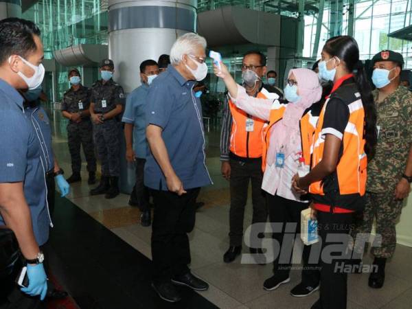 Hamzah (tengah) menjalani ujian kesihatan sebelum memulakan lawatan di Kompleks Kastam, Imigresen dan Kuarantin (CIQ) Bangunan Sultan Iskandar (BSI), Johor Bahru hari ini.
