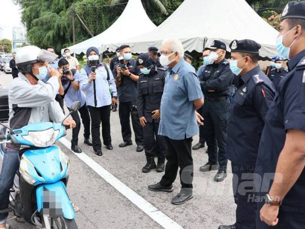 Hamzah (tengah) diiringi Ayob Khan (dua dari kiri) melakukan lawatan di Kompleks Kastam, Imigresen dan Kuarantin (CIQ) Bangunan Sultan Iskandar (BSI), Johor Bahru hari ini.