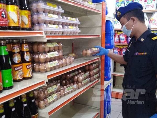 Anggota penguatkuasa KPDNHEP Melaka memeriksa bekalan telur yang mencukupi dan harga masih munasabah
