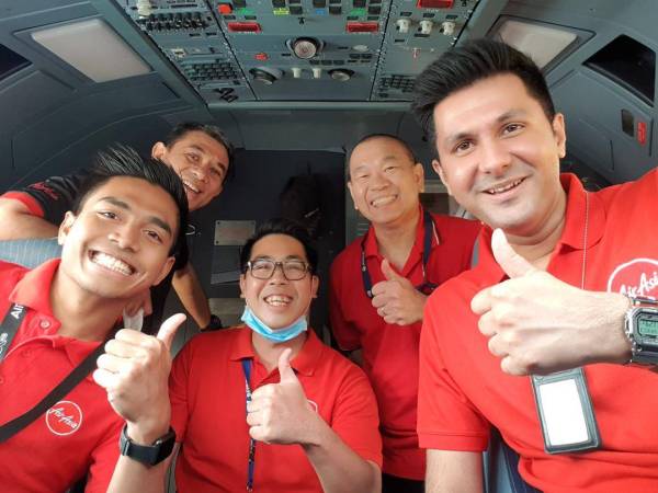 Afif Najmi (kiri), bersama rakan setugas.