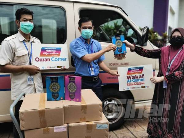 Wakil daripada Hospital Kajang, Mohamad Wadiy Zamree menerima agihan 160 naskhah al-Quran.