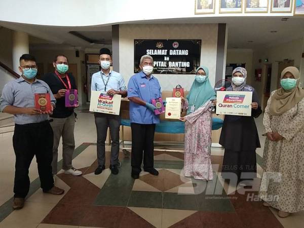 Penyerahan 200 naskhah al-Quran kepada Hospital Banting.