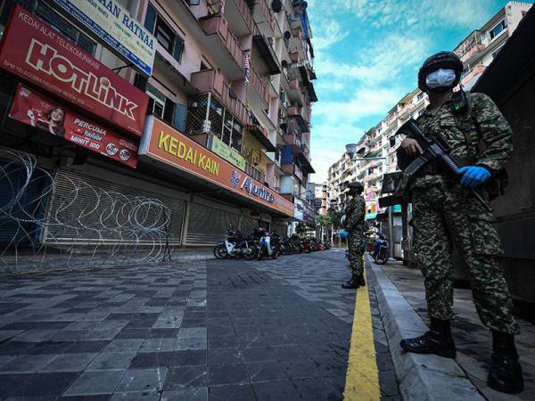 Anggota tentera mengawal pergerakan keluar dan masuk penghuni berikutan penemuan kes COVID-19 di Selangor Mansion ketika tinjauan hari ini. - Foto Bernama