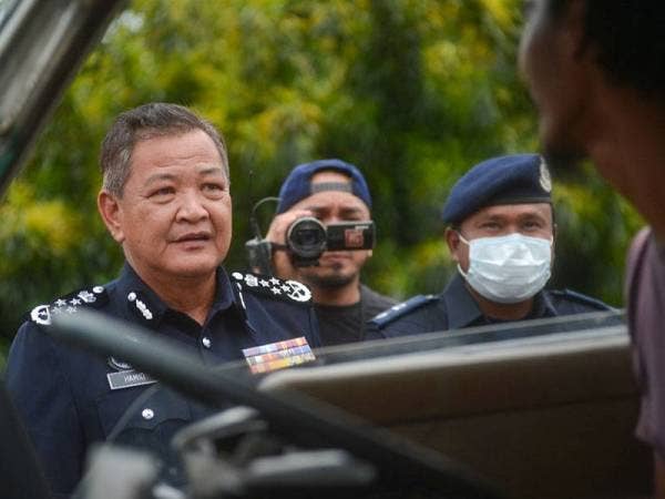 Ketua Polis Negara, Tan Sri Abdul Hamid Bador ketika meninjau sekatan jalan raya Ops Covid19 di Kampung Pandan baru-baru ini. - Foto: SHARIFUDIN ABDUL RAHIM