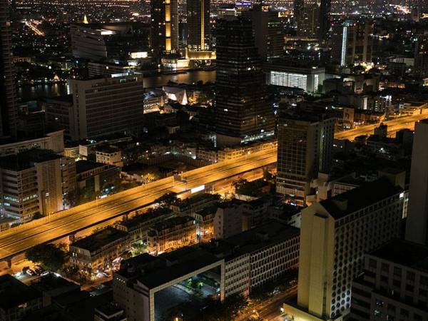 Jalan raya sekitar Bangkok lengang selepas perintah berkurung dijalankan di negara itu. - Foto: Xinhua