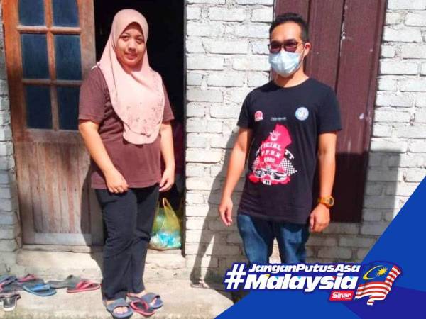 Wan Runner (kanan) bersama salah seoraang penduduk yang mendapatkan khidmatnya.