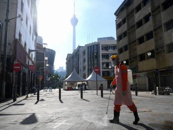 Kakitangan Jabatan Kesihatan dan Alam Sekitar Unit Vektor (JKAS) Dewan Bandaraya Kuala Lumpur melakukan operasi nyahcemar - Foto Bernama