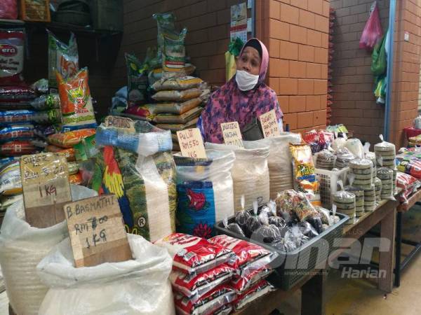 Zaiton ketika ditemui di lot niaganya di Pasar Payang. 