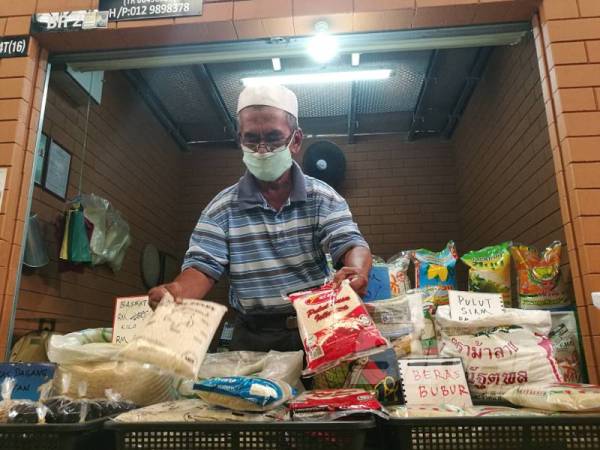 Abdul Wahab menyusun barangan dan bersiap untuk menutup kedai jam 11 pagi. 