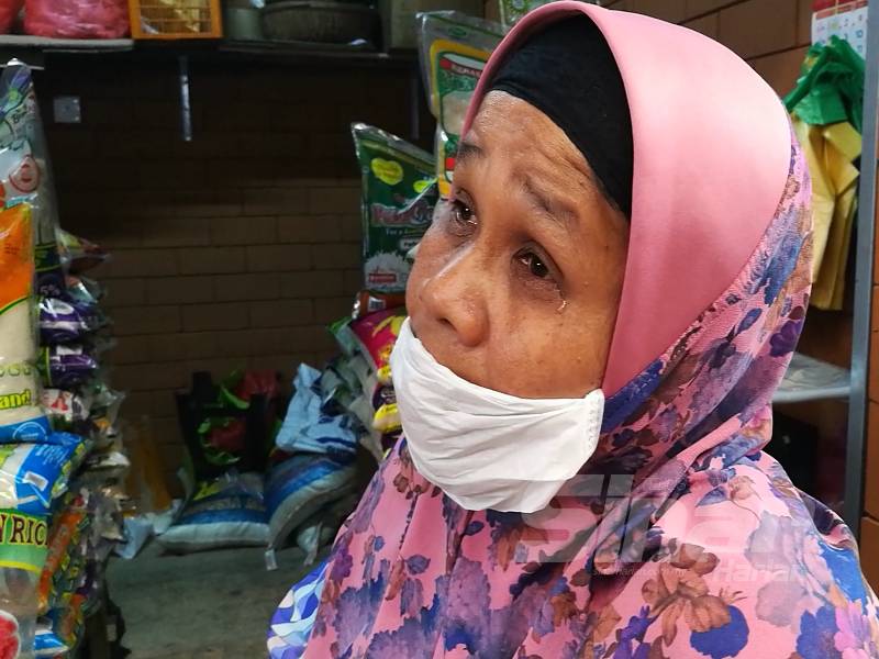 Zaiton menitiskan air mata ketika ditanya keadaan perniagaannya di Pasar Payang.