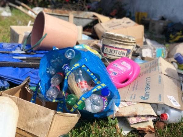 Barangan yang dikutip di tempat pembuangan sampah seperti botol-botol plastik dihantar untuk dikitar semula.