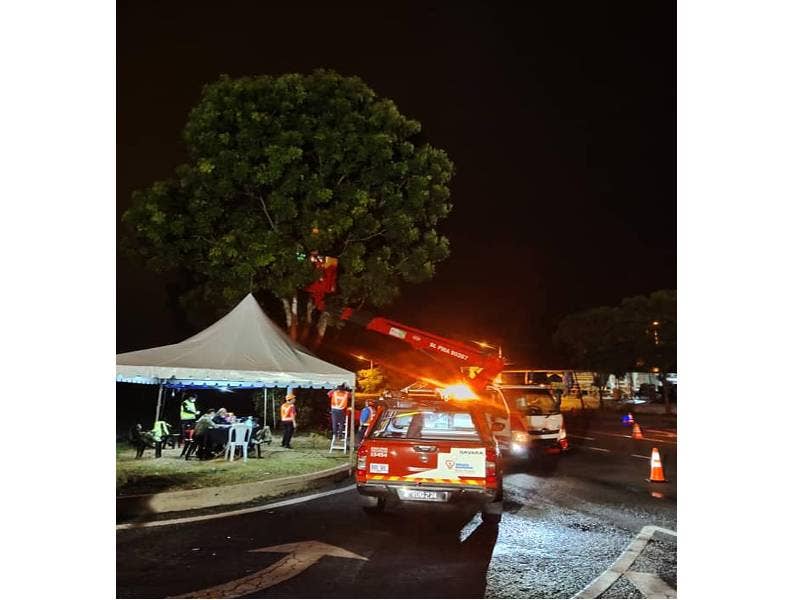 Pasukan teknikal TNB sedang membuat penyambungan bekalan elektrik ke pos kawalan sementara untuk kemudahan anggota polis tentera di Jalan Padang Keladi Ayer Keroh, Melaka baru-baru ini.