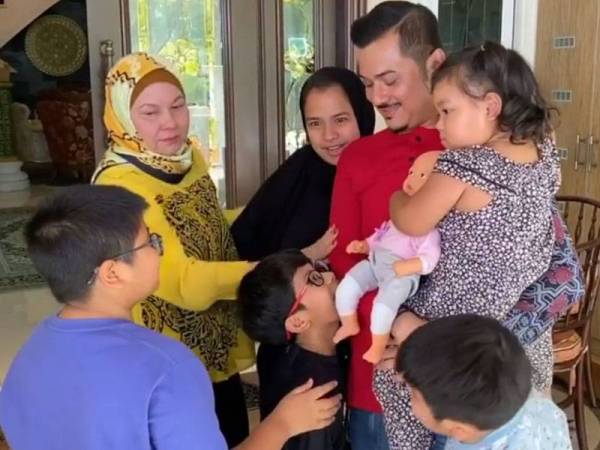 Fazley menangis dan gembira bertemu ahli keluarga selepas tamat kuarantin. - Foto Instagram Fazley