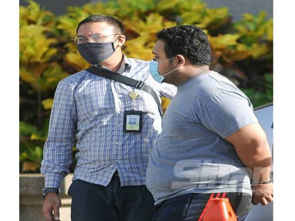 Sufazrin dibawa ke Mahkamah Sesyen Kuala Lumpur hari ini, atas lapan pertuduhan menghina Yang di-Pertuan Agong Al-Sultan Abdullah Ri’ayatuddin Al-Mustafa Billah Shah menerusi aplikasi Twitter pada dua minggu lalu. Foto: ROSLI TALIB