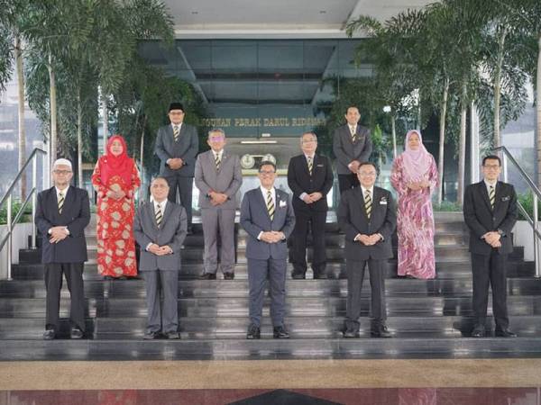 Ahmad Faizal (hadapan, tengah) bersama Saarani (hadapan, dua dari kiri) dan exco-exco kerajaan negeri serta pegawai kanan kerajaan negeri bergambar sebelum mengadakan mesyuarat exco kali pertama di Bangunan Perak Darul Ridzuan, di sini hari ini.