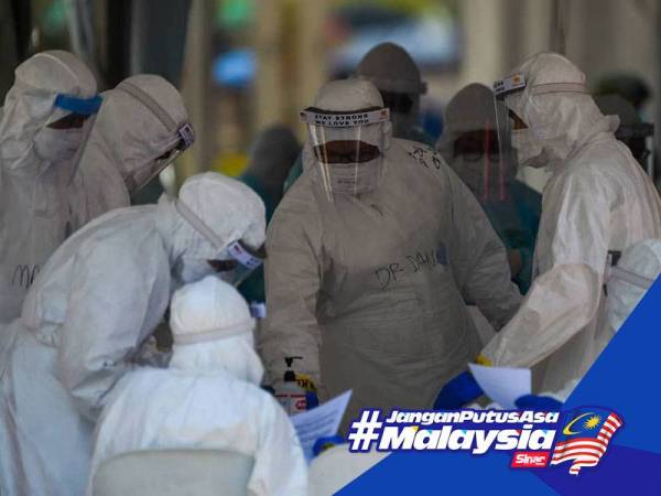 petugas-petugas KKM membuat ujian saringan Covid-19 pada penduduk-penduduk Selangor Mansion dan Malayan Mansion ketika tinjauan berikutan perlaksanaan Perintah Kawalan Pergerakan Diperketatkan (PKPD) berikutan penemuan kes Covid-19 di bangunan berkenaan. - Foto: SHARIFUDIN ABDUL RAHIM