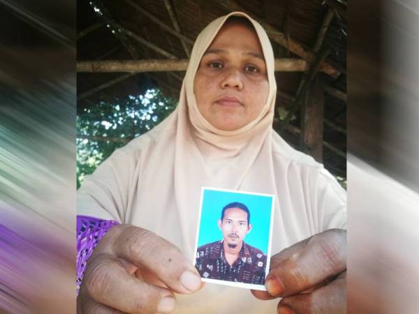 Hasnira menunjukkan gambar arwah Idrus yang maut akibat terkena panahan petir.