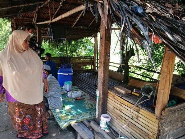Hasnira menunjukkan lokasi adiknya ditemui kaku di Kampung Hujung Bechah semalam.