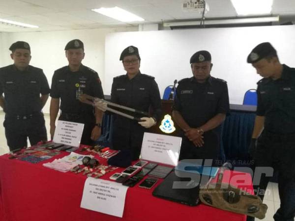 Pemotong besi dan peralatan pecah rumah yang dirampas dari Geng Boneng.