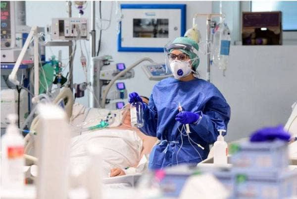 Kekurangan peralatan perlindungan diri (PPE) untuk doktor dan kakitangan kesihatan lain di hospital swasta mendedahkan mereka kepada risiko dijangkiti. - Foto AFP