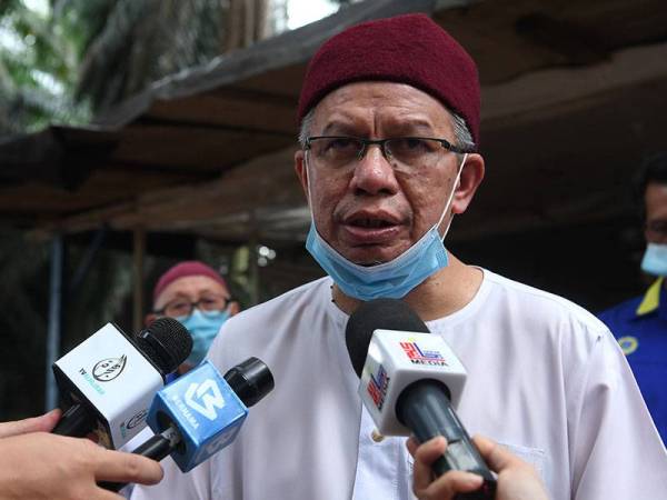 Menteri Di Jabatan Perdana Menteri (Hal Ehwal Agama) Datuk Seri Dr Zulkifli Mohamad Al-Bakri pada sidang media selepas menyantuni dan menyampaikan sumbangan barangan keperluan kepada pekerja buruh binaan dari Madura Indonesia yang bekerja di Cyberjaya hari ini. - Foto Bernama