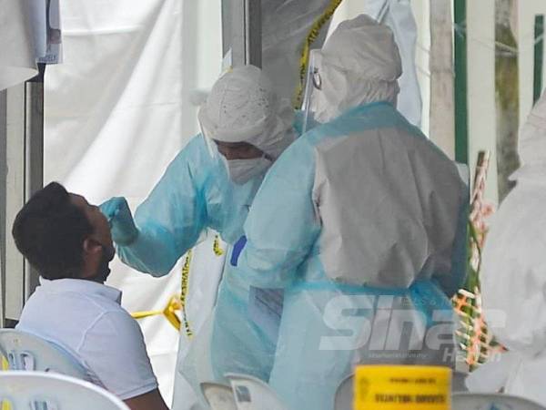 Petugas KKM membuat ujian saringan Covid-19 ke atas penduduk Selangor Mansion dan Malayan Mansion berikutan perlaksanaan Perintah Kawalan Pergerakan Diperketatkan (PKPD). - FOTO SHARIFUDIN ABDUL RAHIM