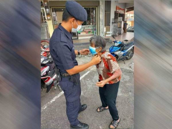 Tindakan spontan Mohamad Syahmin mendapat reaksi positif orang ramai yang menyifatkan ia selari dengan tema 'Polis dan Masyarakat Berpisah Tiada'. - Foto Facebook Polis Daerah Ipoh