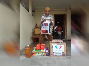 Hamid Gurkha kelihatan gembira menerima sumbangan bantuan Covid-19 berupa barangan runcit daripada YKAT.